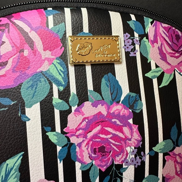 Betsey Johnson cosmetic bag 🌹 - Picture 2 of 7